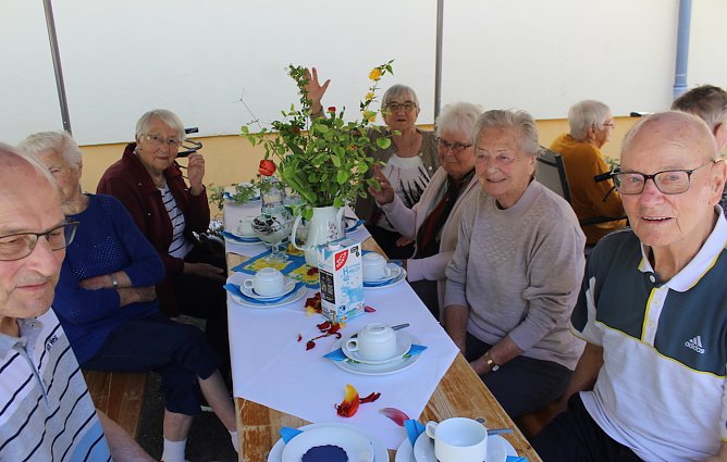 Bewohnerinnen und Bewohner und G&auml;ste vom Seniorenzentrum Am Waidhof der Novalis Diakonie freuten sich &uuml;ber die edlen Pferde (Foto: Eva Maria Wiegand)
