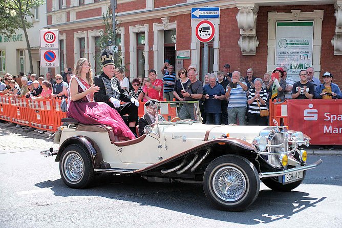 Auch Majest&auml;ten in gediegenen Karossen beteiligten sich am bunten Zug durch die Stadt (Foto: P.Blei)