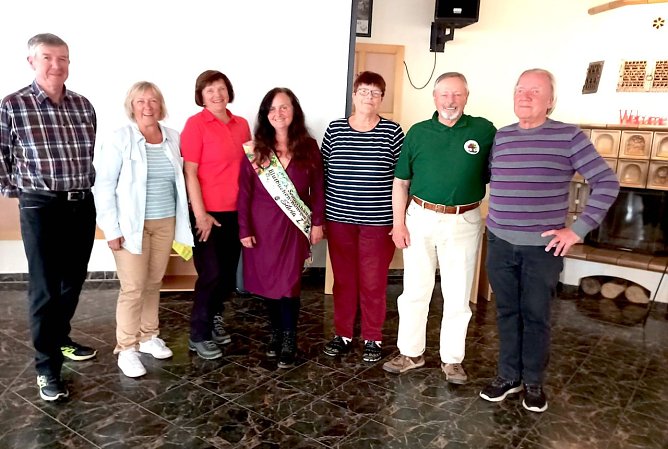 (Mitte) Amtierenden Sondershäuser Blutbuchenkönigin, Silvia I. (Foto: Wolfgang Lehmann) (Mitte) Amtierenden Sondershäuser Blutbuchenkönigin, Silvia I. (Foto: Wolfgang Lehmann)