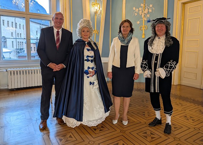 Er&ouml;ffneten gemeinsam die Festwoche zum Stadtjubil&auml;um: B&uuml;rgermeister Steffen Grimm (li.), Landr&auml;tin Antje Hochwind-Schneider (2.v.re.) und das F&uuml;rstenpaar Liane und Mike Bauer. (Foto: Janine Skara)