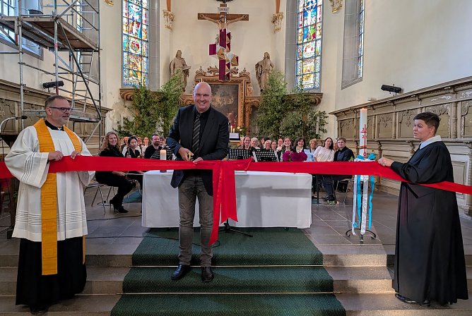 B&uuml;rgermeister Steffen Grimm (Mitte) er&ouml;ffnete mit den Segensw&uuml;nschen von Pfarrerin Viktoria B&auml;rwinkel (rechts) und Pfarrer Steffen Riechelmann (links) die Festwoche zum 900-j&auml;hrigen Stadtjubil&auml;um. (Foto: Janine Skara)