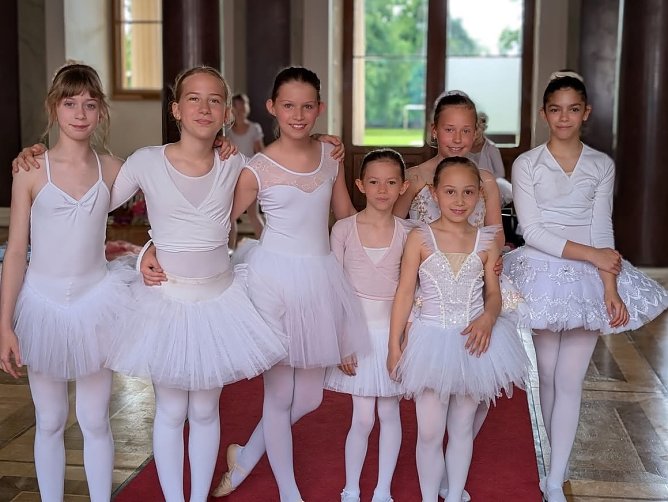 Spaß beim Volksfest: Junge Tänzerinnen des Tanzschule Radeva (Foto: H.Wernig) Spaß beim Volksfest: Junge Tänzerinnen des Tanzschule Radeva (Foto: H.Wernig)