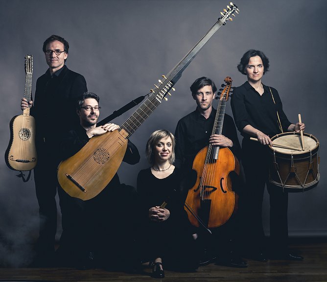 The Playfords Bj&ouml;rn Werner - Gesang Annegret Fischer - Blockfl&ouml;ten Erik Warkenthin - Laute, Barockgitarre, Chitarrone Benjamin Dre&szlig;ler - Viola da gamba Torsten Pfeffer � Perkussion (Foto: The Playfords )