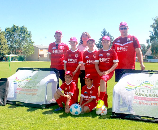 Sommercamp 2025 � Leandro, Emilio, Zakaria Ben, Maximilian und Wenke freuen sich stellvertretend &uuml;ber die Torsets zusammen mit Sebastian G&ouml;sel und Alexej Peilmann f&uuml;r Spielgemeinschaft Sondershausen, die Anja Lemke hier &uuml;bergab (Foto: Stadtwerke Sondershausen)