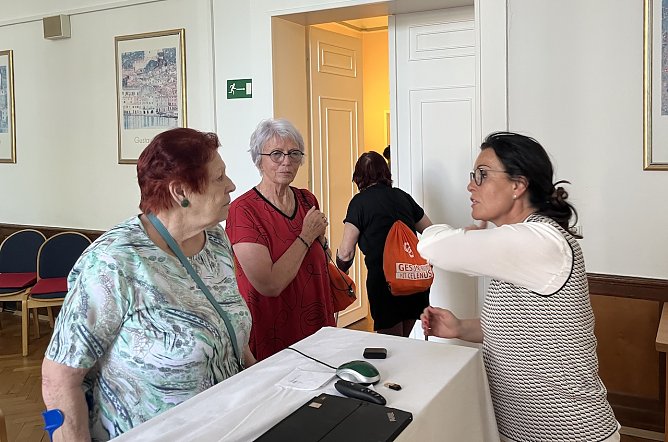 Kurdirektorin Katja Rudolph (r.) im Gespr&auml;ch mit Kurg&auml;sten  (Foto: oas)