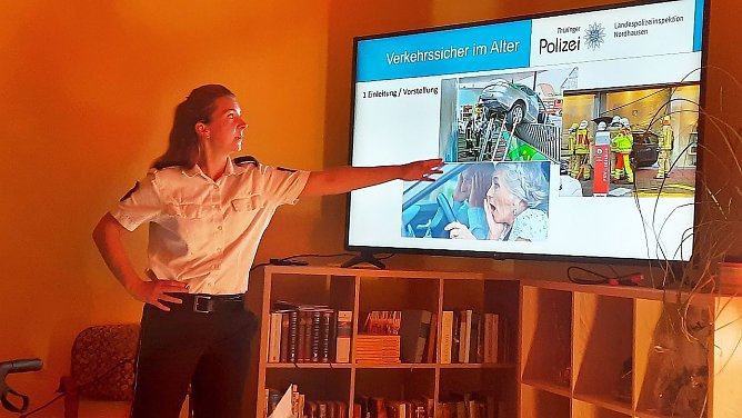 Polizeiobermeisterin, Frau Weber, von der Landespolizeiinspektion Nordhausen (Sachbereich Verkehr) beim Verband der Behinderten im Corbach-Club in Sondershausen (Foto: Dorothea Kieper)