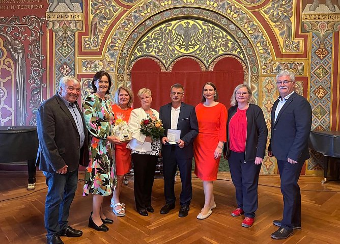 Th&uuml;ringer Rose f&uuml;r Die Biberfamilie: Familie Gebhardt ist seit &uuml;ber 20 Jahren Pflegefamilie mit Herz zu Ihrer Kenntnisnahme und Ver&ouml;ffentlichung in Ihren Medien. (Foto: Landratsamt Kyffh&auml;userkreis)