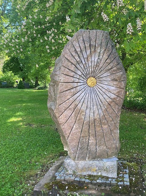 Ein besonderer Stein auf dem Friedhof (Foto: Wolfgang Lehmann) Ein besonderer Stein auf dem Friedhof (Foto: Wolfgang Lehmann)
