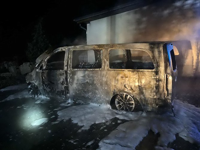 Ausgebranntes Fahrzeug in Otterstedt (Foto: Feuerwehr Gro&szlig;enehrich)