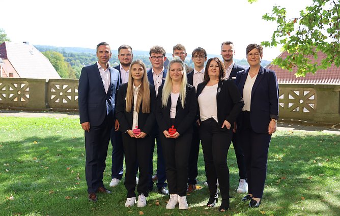 Vorstandsvorsitzenden der Kyffh&auml;usersparkasse Ren&eacute; Leipnitz  (li. 2. Reihe), dem Vorstandsmitglied Sindy Ritzke (vorne rechts), Personalreferentin Frau Deubner (2. von re. Vorne) und der Personalreferentin Franziska Deubner (Foto: Kyffh&auml;user Sparkasse )