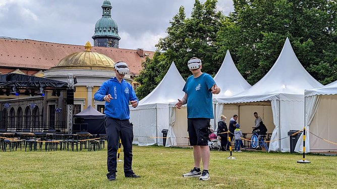 Der Hit bei Groß und Klein: Dr 3D-VR-Simulatur bietet reale Abenteuer. (Foto: Janine Skara) Der Hit bei Groß und Klein: Dr 3D-VR-Simulatur bietet reale Abenteuer. (Foto: Janine Skara)