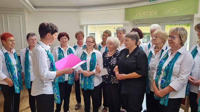 Gl&uuml;ckw&uuml;nsche zum 99igsten f&uuml;r Frau Schirmer (Foto: Katrin Milde)