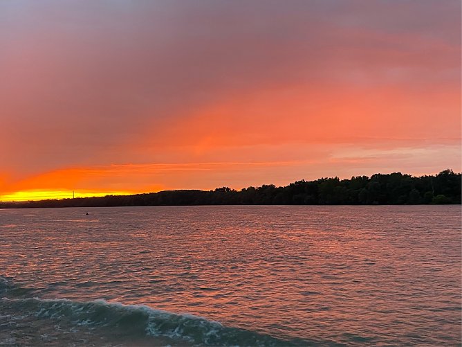 Sonnenuntergang über der Donau (Foto: Wolfgang Lehmann) Sonnenuntergang über der Donau (Foto: Wolfgang Lehmann)