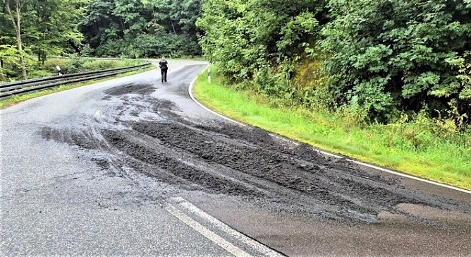 Kl&auml;rschlamm auf der B85 (Foto: Polizei)