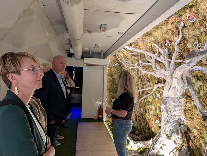 Mit dem Lebensbaum sehen die Besucher, welche Lebenszeit und sch&ouml;ne Erinnerungen Einem bevorstehen, wenn man die richtigen Entscheidungen trifft und sich gegen Drogen entscheidet. (Foto: Janine Skara)