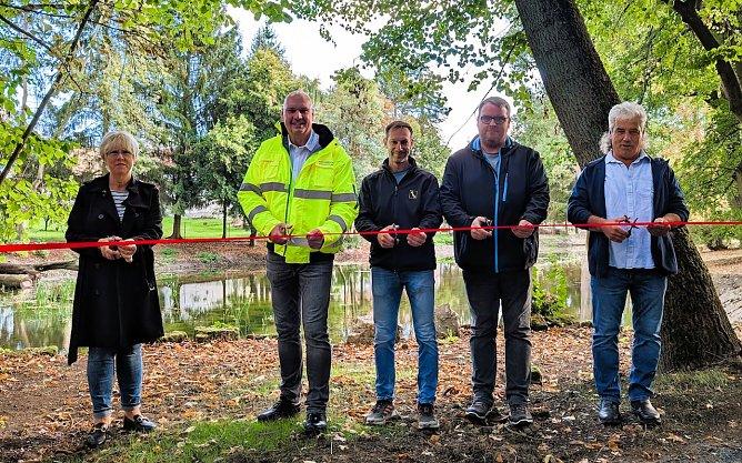 Susanne Pautz-Nissen, Fachbereichsleiterin Tiefbau und Gr&uuml;n der Stadtverwaltung Sondershausen (li.), B&uuml;rgermeister Steffen Grimm (2.v.li.), Bauleiter Thomas K&auml;stner (Mitte), Bauingenieur Stephan W&auml;chter und Rainer Gschwind, ehemaliger Ortsteilb&uuml;rgermeister, weihten gemeinsam die Parkteiche in Thalebra ein. (Foto: Janine Skara)