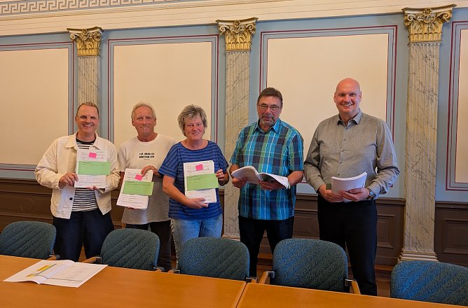Freuen sich f&uuml;r die Gewinner des diesj&auml;hrigen B&uuml;rgerbudgets (v.l.n.r.): Tobias Schneegans (VS), Klaus Simionoff (AfD), Sigrid R&ouml;&szlig;ner (Die Linke), Joachim Kreyer (CDU) und B&uuml;rgermeister Steffen Grimm (parteilos). (Foto: Janine Skara)