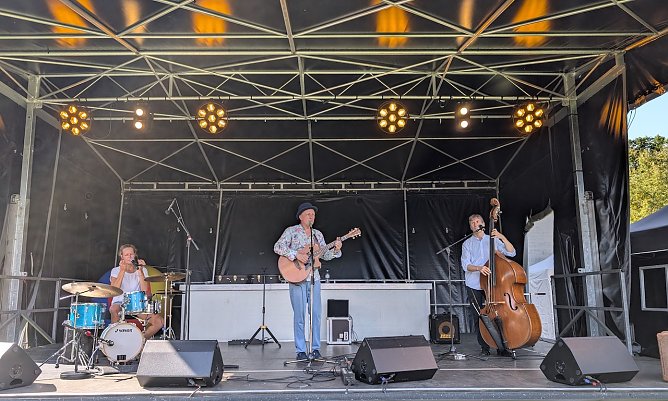 Liedermacher Toni Geiling sorgte für gute Stimmung (Foto: Janine Skara) Liedermacher Toni Geiling sorgte für gute Stimmung (Foto: Janine Skara)