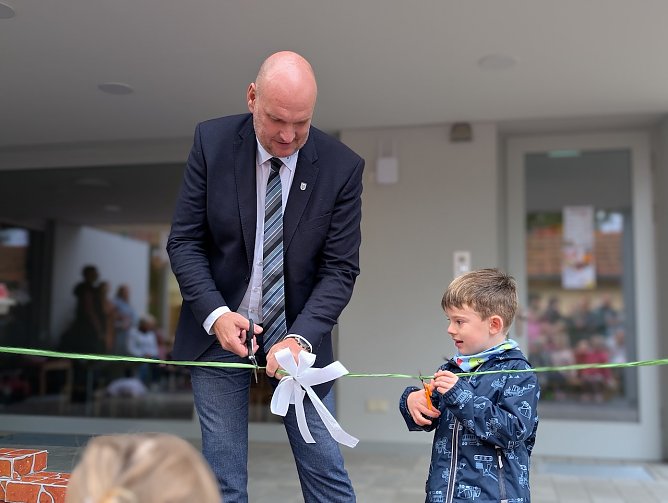 Der gro&szlig;e und der kleine B&uuml;rgermeister durchschnitten das Schleifenband und gaben die Kita offiziell frei (Foto: Janine Skara)