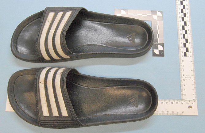 Der r&auml;uberische Dieb hinterlie&szlig; nur sein Schuhwerk, ein Paar "Aldiletten" (Foto: LPI)