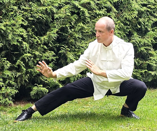 Beispiel für eine Dehnübung (Foto: Joachim Retzek) Beispiel für eine Dehnübung (Foto: Joachim Retzek)