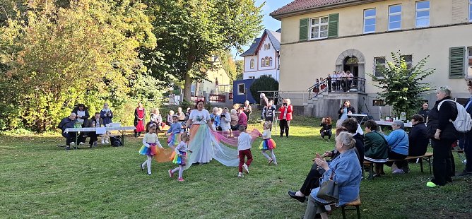 Die Kindertanzgruppe Barbariski präsentierte mit viel Freude ihre Tänze (Foto: Karla Kreyer) Die Kindertanzgruppe Barbariski präsentierte mit viel Freude ihre Tänze (Foto: Karla Kreyer)
