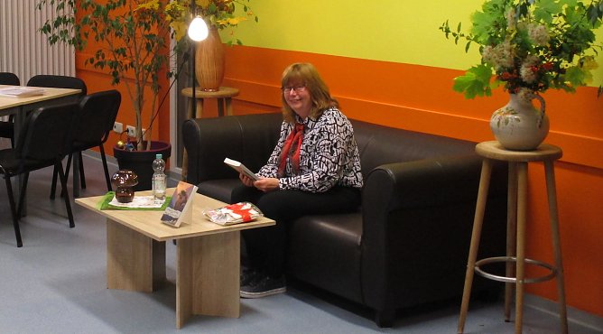 Autorin Simone Severin bei einem Leseabend im Freizeitzentrum Artern (Foto: Janet Haselhuhn)