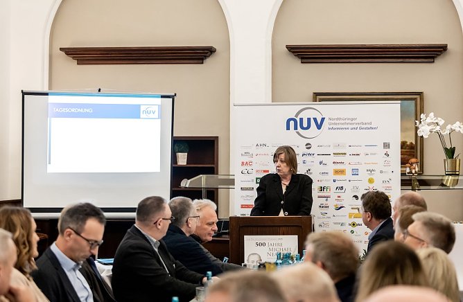 Martina R&ouml;der begr&uuml;&szlig;t die G&auml;ste des NUV in der Neanderklinik (Foto: &copy; NUV |Christoph Keil)