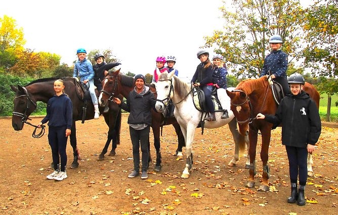 Herbstferienprojekt im Reit- und Fahrverein Voigtstedt.Foto: (vorne Mitte) Michael Klug  (Foto: Freizeitzentrum Artern)