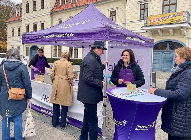 Heute einmal essen � macht zweimal satt. Landr&auml;tin Antje Hochwind-Schneider (Mitte am Tisch); li. Joachim Kreyer (ehemaliger B&uuml;rgermeister von Sondershausen); re. Frau Kreyer  (Foto: Karina Krausholz)