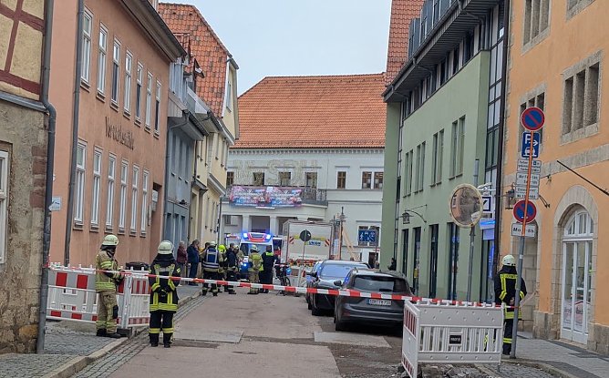 Einsatz in Sondersh&auml;user Innenstadt - Menschen klagten &uuml;ber Atemwegsprobleme (Foto: Silvio Dietzel)