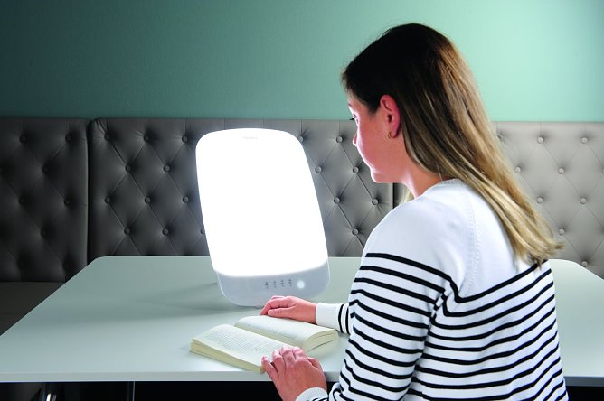 Tageslichtlampe im Einsatz (Foto: Stiftung Warentest) Tageslichtlampe im Einsatz (Foto: Stiftung Warentest)