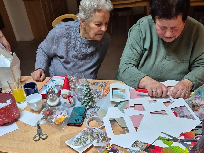 Basteln bei der Volkssolidarität Sondershausen/Borntal (Foto: Wolfgang Dittrich) Basteln bei der Volkssolidarität Sondershausen/Borntal (Foto: Wolfgang Dittrich)