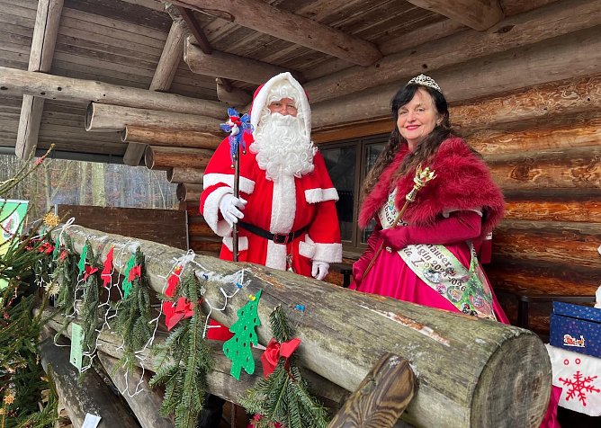 Weihnachtszauber im Possenwald mit Weihnachtsmann und Blutbuchenkönigin (Foto: Uwe Billeb) Weihnachtszauber im Possenwald mit Weihnachtsmann und Blutbuchenkönigin (Foto: Uwe Billeb)