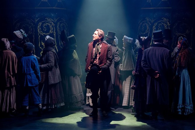 Szene aus "Die Weihnachtsglocken" (Foto: Toni Burkhardt) Szene aus "Die Weihnachtsglocken" (Foto: Toni Burkhardt)