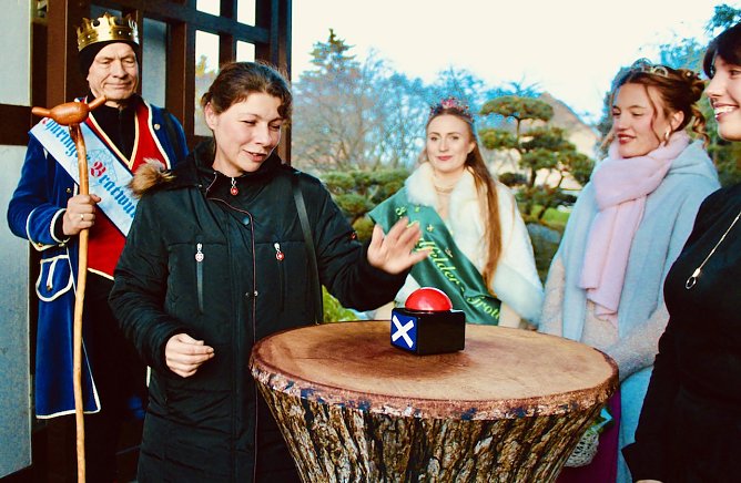 Die Gesch&auml;ftsf&uuml;hrerin der KTL Kur- und Tourismus Annett Standhardt hatte die sch&ouml;ne Aufgabe, den Buzzer f&uuml;r den Start der Lichterpoesie zu dr&uuml;cken. (Foto: Eva Maria Wiegand)