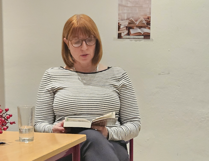 Tina H&ouml;rchner in der Sondersh&auml;user Stadtbibliothek (Foto: Uwe Lumm)
