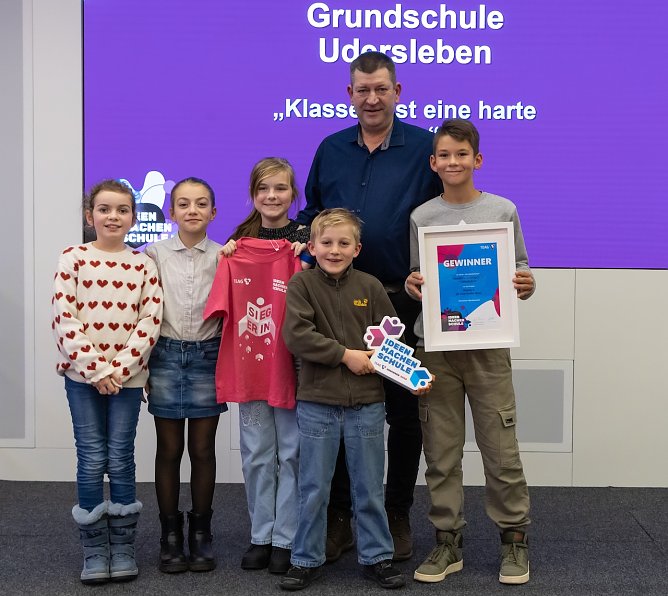Sch&uuml;lerinnen und Sch&uuml;ler der Grundschule Udersleben freuen sich mit ihrem Lehrer (Foto: TEAK-Simon Paul)