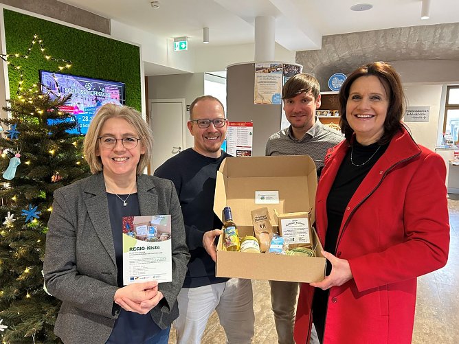 Daniela Ott-Wippern, Leader-Regionalmanagement, Marcus Strunck, Gesch&auml;ftsf&uuml;hrer der Stadtmarketing Sondershausen GmbH, Alexander Strien, Stadtinformation Sondershausen, und Landr&auml;tin Antje Hochwind-Schneider (SPD) pr&auml;sentieren die neue Regio-Kiste in der Stadtinformation Sondershausen. (Andrea Hellmann/Landratsamt Kyffh&auml;userkreis) (Foto: Pressestelle Landratsamt)