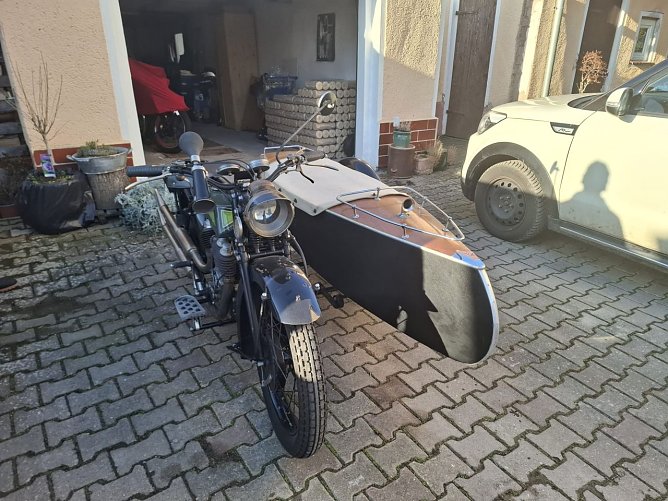 Britischee historisches Seitwagengespann (Foto: Hubert Rein) Britischee historisches Seitwagengespann (Foto: Hubert Rein)