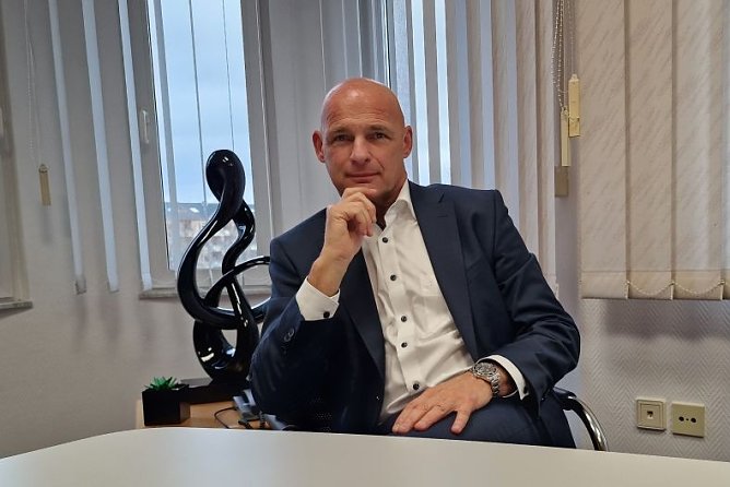 Es geht auch mal gelassen, wie hier bei einem Gespr&auml;ch im Jahr 2022 (Foto: nnz)