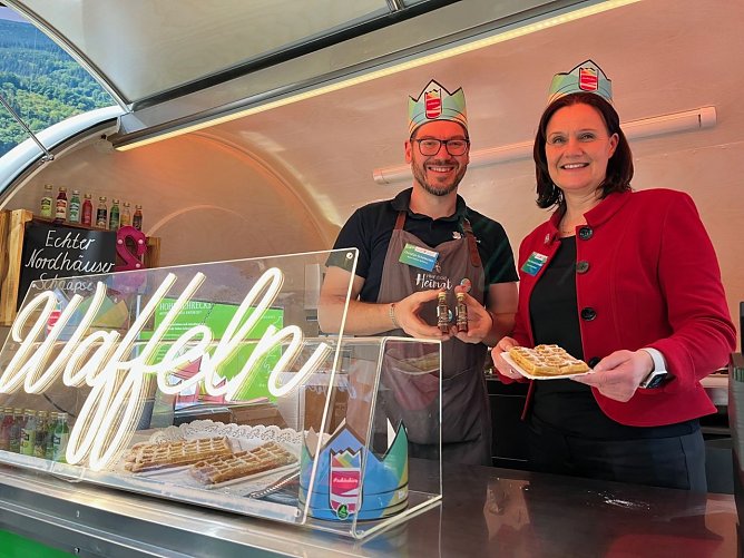 Landr&auml;tin Antje Hochwind-Schneider und Christian Schelauske, Tourismusverband S&uuml;dharz Kyffh&auml;user, am mobilen Hofwagen. (Foto: Andrea Hellmann )