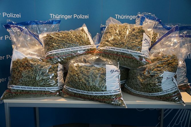 Rund 50 der insgesamt 140 Kilogramm Marihuana präsentierte die Polizei. (Foto: ssc) Rund 50 der insgesamt 140 Kilogramm Marihuana präsentierte die Polizei. (Foto: ssc)