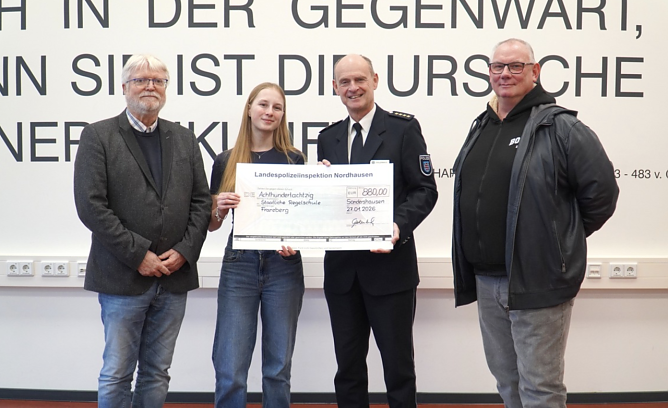 Polizeidirektor Matthias Bollenbach &uuml;bergibt den symbolischen Scheck an Sch&uuml;lersprecherin Carlotta Siegmann. (Foto: LPI Nordhausen)