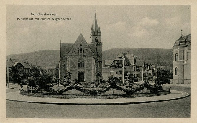 Das Geb&auml;ude des Gesundheitsamtes am F&uuml;rstenplatz 2, heute Elisabethplatz 2, rechts neben der katholischen Kirche. (Foto: Schlossmuseum Sondershausen, Fotoarchiv)
