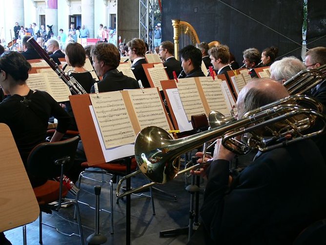 Das Loh-Orchester unterh&auml;lt (Foto: Theater Nordhausen)