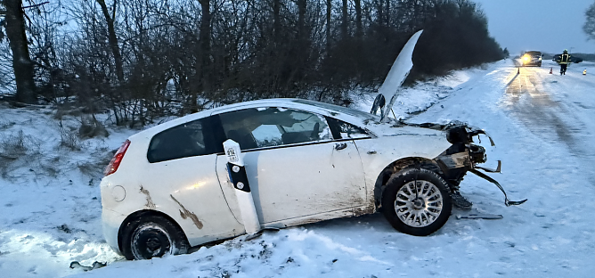 Unfallfahrzeug auf der Landstraße bei Immenrode (Foto: S. Dietzel) Unfallfahrzeug auf der Landstraße bei Immenrode (Foto: S. Dietzel)