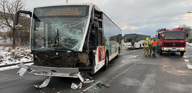 Schwere Kollision zwischen Lkw und Linienbus (Foto: S. Dietzel) Schwere Kollision zwischen Lkw und Linienbus (Foto: S. Dietzel)