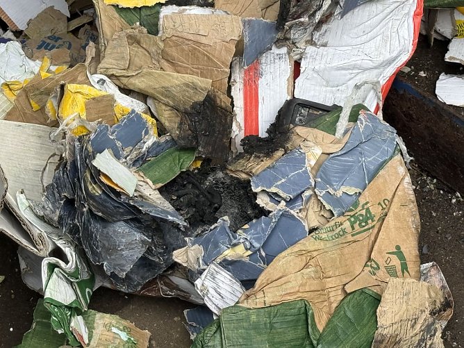 Feuerwehreinsatz an einer Papierpresse (Foto: S. Dietzel)