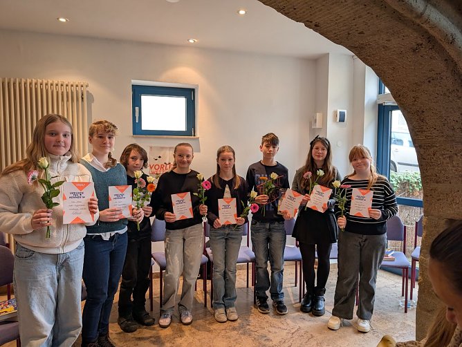 Die besten acht Vorleser aus dem Landkreis Kyffh&auml;userkreis 2026 sind (v.l.n.r.): Frida Dildey, Lisa Reuter, Justus Lehnert, Elli Bierfreund, Ida Webel, Alexander Andrae, Emily Dragewski und Viktoria H&uuml;hn (Foto: Janine Skara)